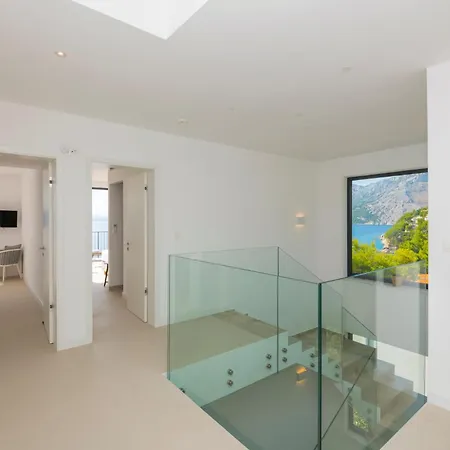 Vila Beautiful Seafront Split 9 Bedrooms Bellamar Vista Retreat Large Heated Infinity Pool Jacuzzi Makarská