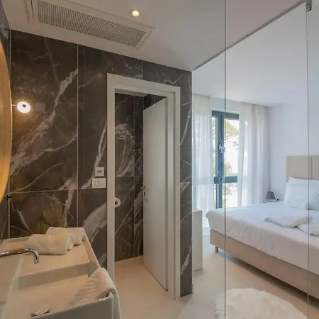 Beautiful Seafront Split 9 Bedrooms Bellamar Vista Retreat マカルスカ