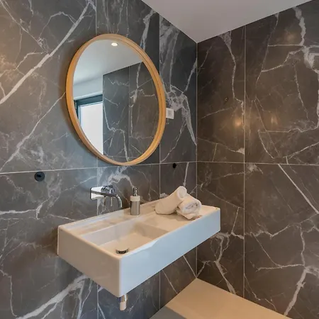 Villa Beautiful Seafront Split 9 Bedrooms Bellamar Vista Retreat